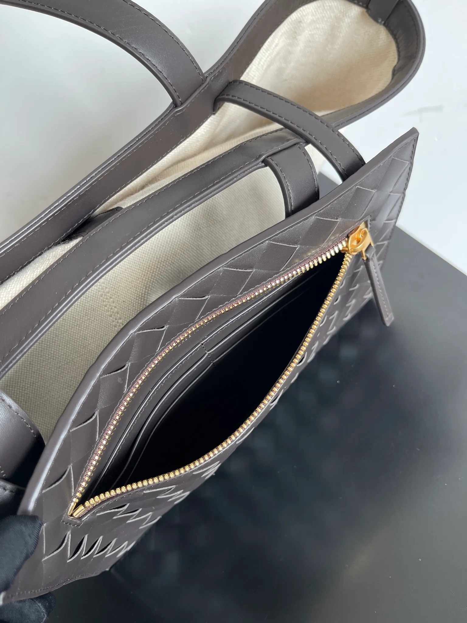 Batch 1880 BV's new structure Flip Flap tote handbag. Flip and fold, deconstructing the classic. A representative of restrained and elegant pragmatism. The best companion for travel and commuting. The cotton and linen blended bag body is lightweight and durable. The black and white panda color scheme is very distinctive. There are sizes🉑️ to choose from. Unisex. The capacity fully meets daily needs. Girls who like big bags can also choose the large size. It's really cool [color]. Style number: 754914 Size: 43*20*31
